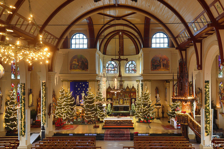 Volendam - Kerstversiering in de Vincentiuskerk